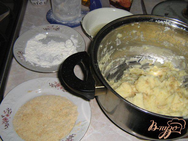 Фото приготовление рецепта: Картофельные крокеты с пикантной начинкой. шаг №4