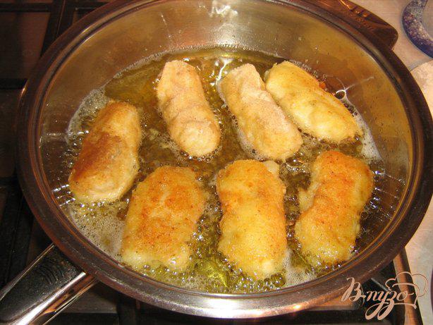 Фото приготовление рецепта: Картофельные крокеты с пикантной начинкой. шаг №7