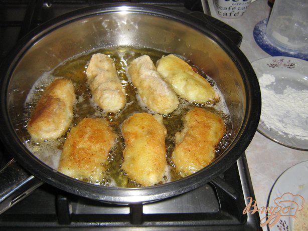Фото приготовление рецепта: Картофельные крокеты с пикантной начинкой. шаг №6