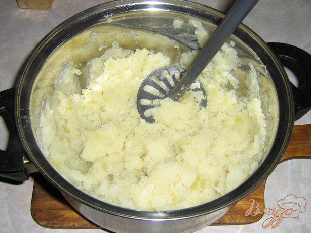 Фото приготовление рецепта: Картофельные крокеты с пикантной начинкой. шаг №1