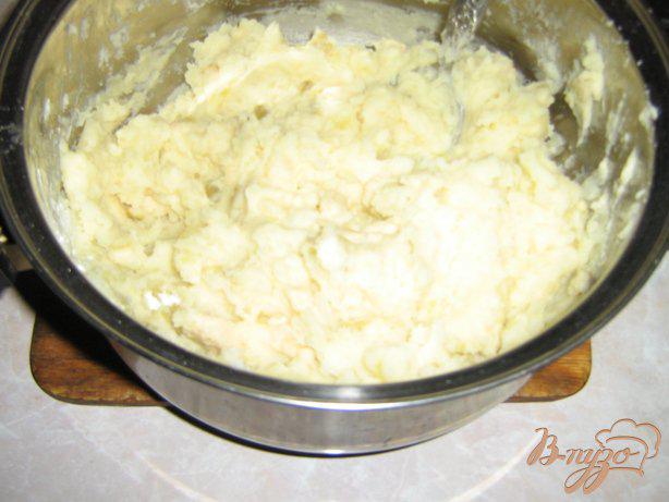 Фото приготовление рецепта: Картофельные крокеты с пикантной начинкой. шаг №3