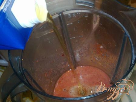 Фото приготовление рецепта: Холодный клубничный суп с имбирем шаг №3