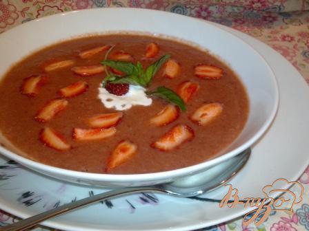 Фото приготовление рецепта: Холодный клубничный суп с имбирем шаг №4