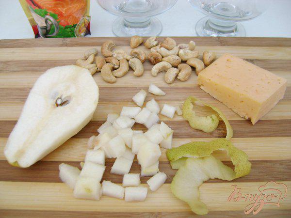 Фото приготовление рецепта: Салат-коктейль с грушей и сыром! шаг №2