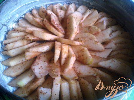 Фото приготовление рецепта: Ароматный шведский заварной яблочный пирог шаг №4