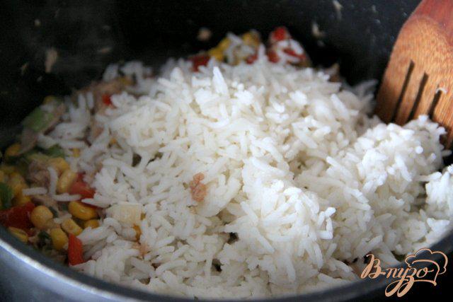Фото приготовление рецепта: Рис с тунцом по-тайски шаг №3