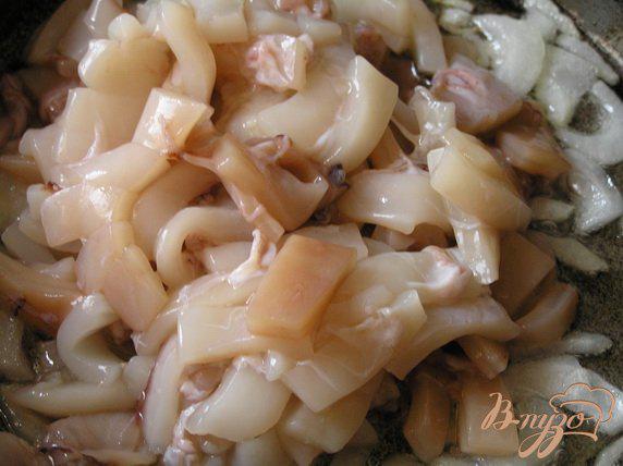 Фото приготовление рецепта: Паэлья из риса и перловки с морепродуктами шаг №2