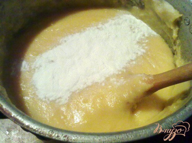Фото приготовление рецепта: Bolo de fubá . Бразильский кукурузный кекс шаг №4