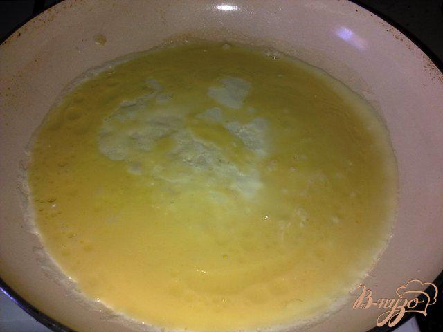 Фото приготовление рецепта: Яичный блин с начинкой. шаг №4