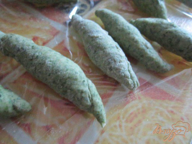 Фото приготовление рецепта: шпинатные клецки с сырным соусом шаг №6