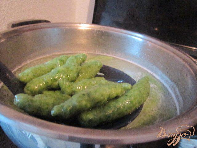 Фото приготовление рецепта: шпинатные клецки с сырным соусом шаг №7