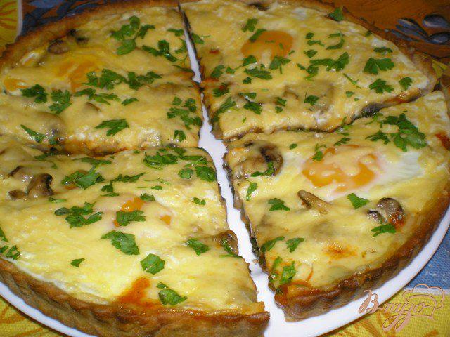Фото приготовление рецепта: Пицца с грибами, шпинатом и яйцами шаг №7