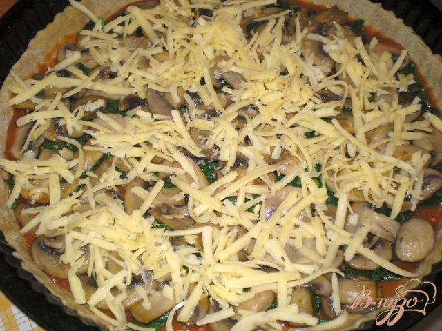 Фото приготовление рецепта: Пицца с грибами, шпинатом и яйцами шаг №5