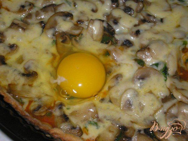 Фото приготовление рецепта: Пицца с грибами, шпинатом и яйцами шаг №6