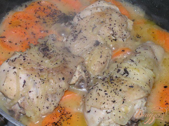Фото приготовление рецепта: Курица в пиве с морковью шаг №6