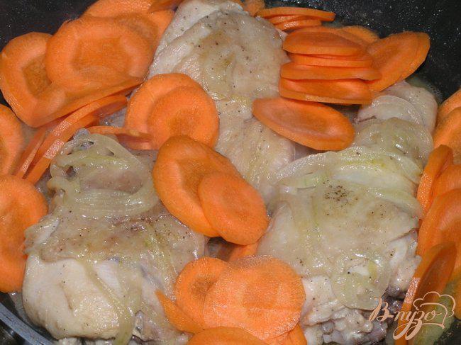 Фото приготовление рецепта: Курица в пиве с морковью шаг №5