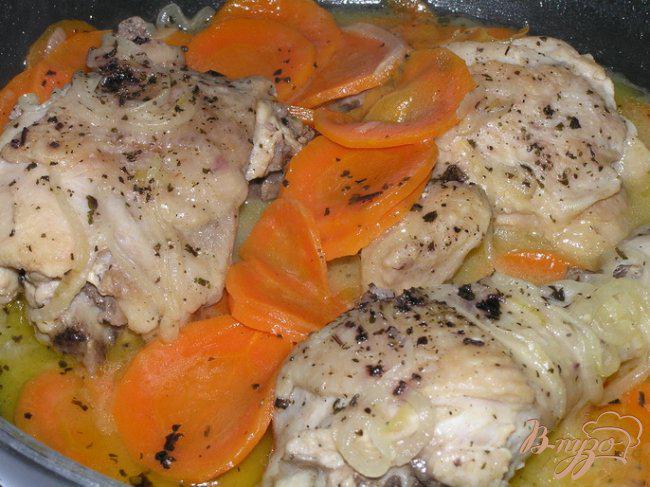Фото приготовление рецепта: Курица в пиве с морковью шаг №7