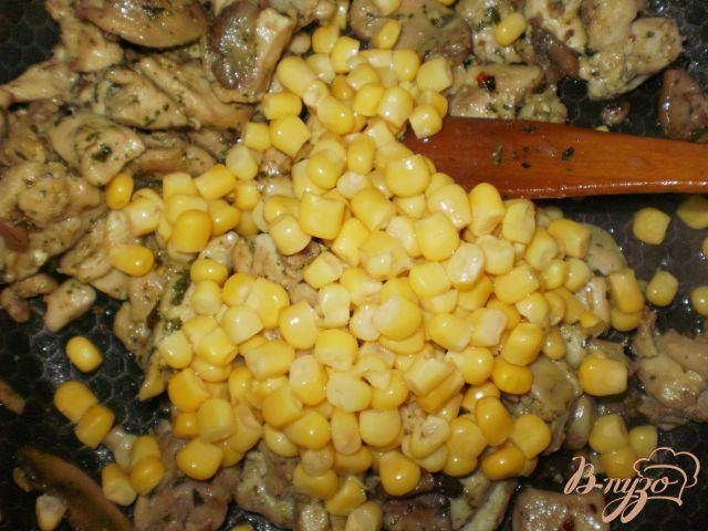 Фото приготовление рецепта: Киш с курицей и грибами шаг №4