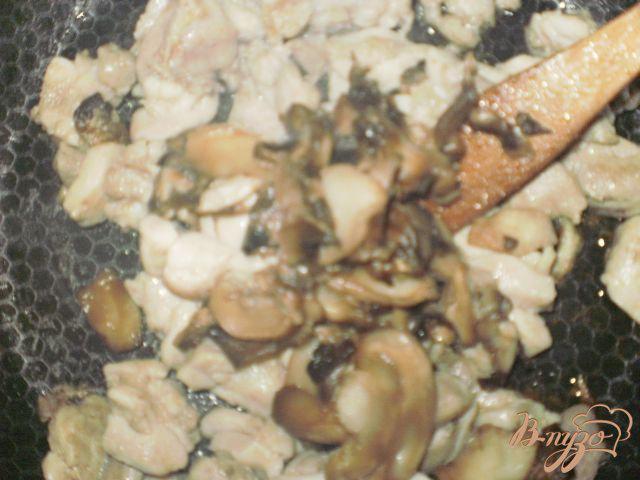 Фото приготовление рецепта: Киш с курицей и грибами шаг №3