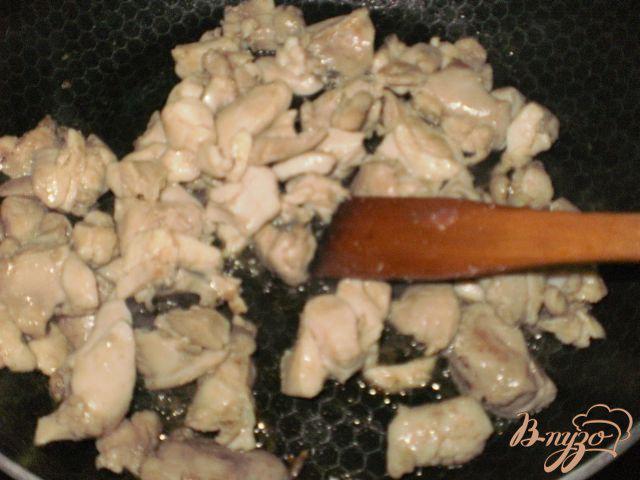 Фото приготовление рецепта: Киш с курицей и грибами шаг №2
