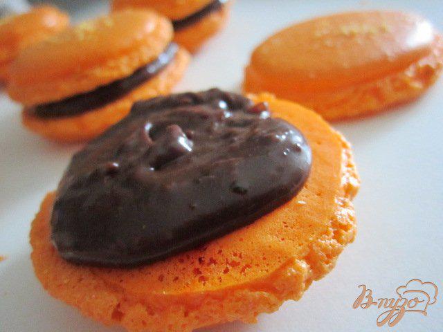 Фото приготовление рецепта: Апельсиновые макарон с шоколадным ганашем шаг №10