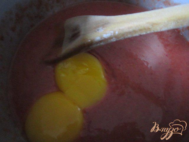 Фото приготовление рецепта: Клубнично-карамельные макарон шаг №9