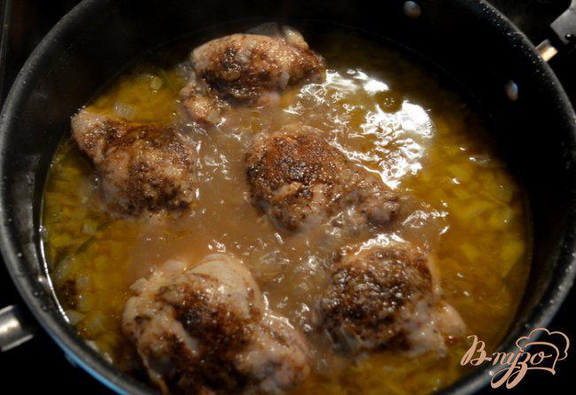 Фото приготовление рецепта: Тушеные куриные бедрышки с креольской приправой шаг №4