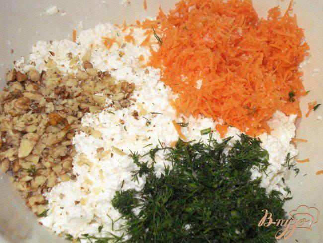 Фото приготовление рецепта: Творожные крокеты на овощном салате шаг №3