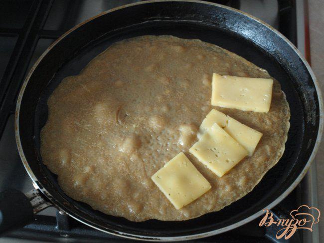 Фото приготовление рецепта: Голландские блины с сыром шаг №4