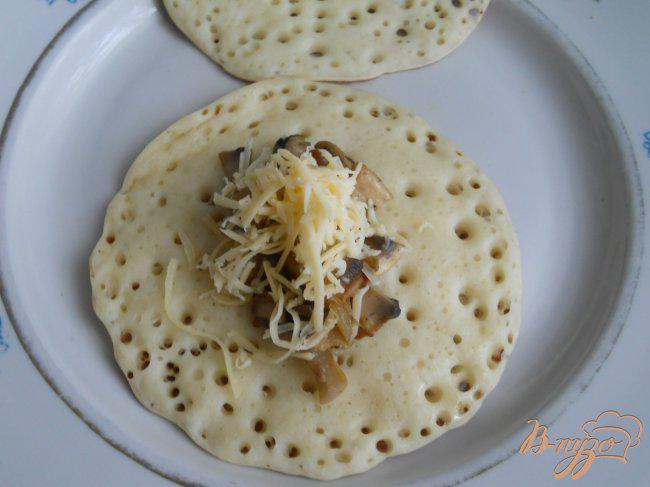 Фото приготовление рецепта: Арабские блины Катаеф с грибами и сыром шаг №6
