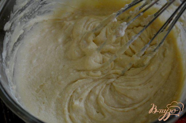 Фото приготовление рецепта: Капкейки с клубничной начинкой и клубничным кремом шаг №3