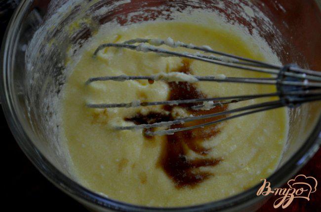 Фото приготовление рецепта: Капкейки с клубничной начинкой и клубничным кремом шаг №2