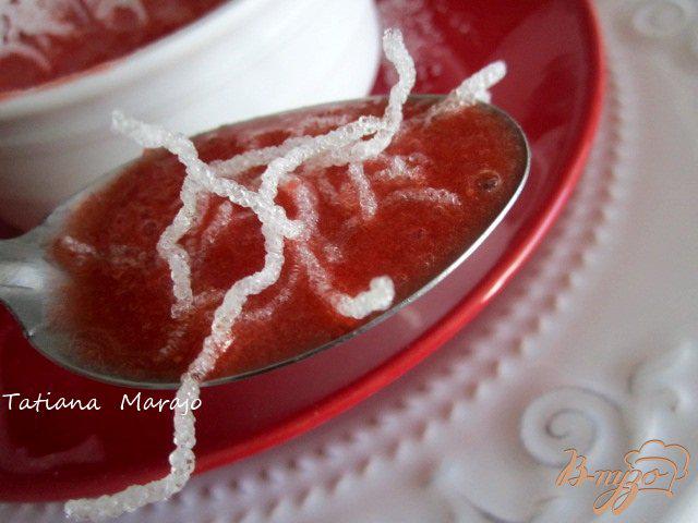 Фото приготовление рецепта: Десертный суп из клубники с воздушной рисовой лапшой шаг №9