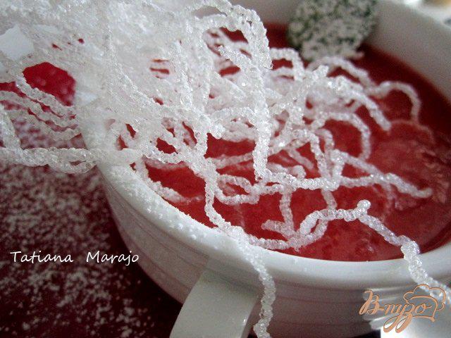 Фото приготовление рецепта: Десертный суп из клубники с воздушной рисовой лапшой шаг №8