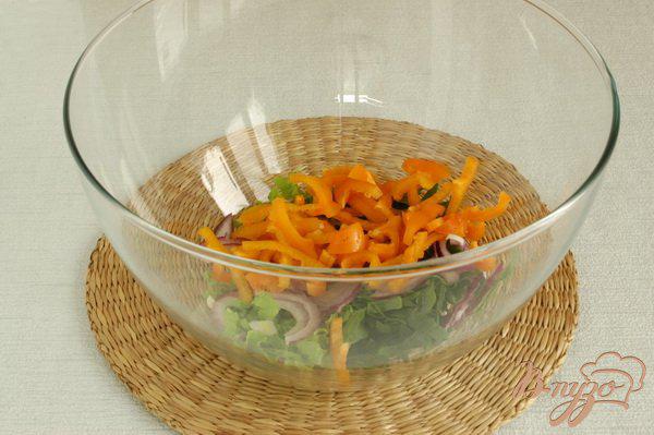 Фото приготовление рецепта: Греческий салат со шпинатом шаг №2