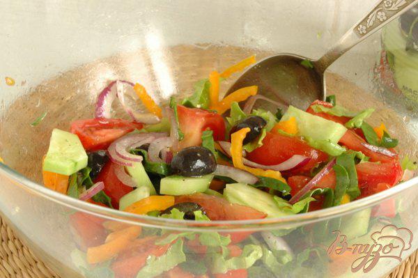 Фото приготовление рецепта: Греческий салат со шпинатом шаг №6