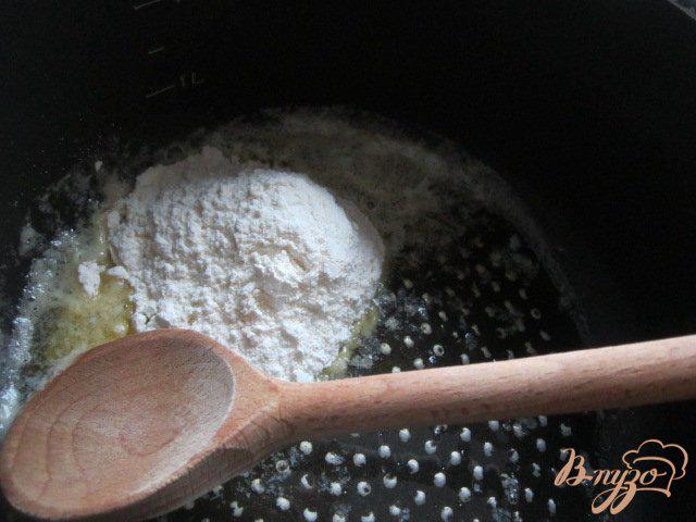 Фото приготовление рецепта: Блинчики с начинкой из  соуса бешамель и зеленой спаржи шаг №4