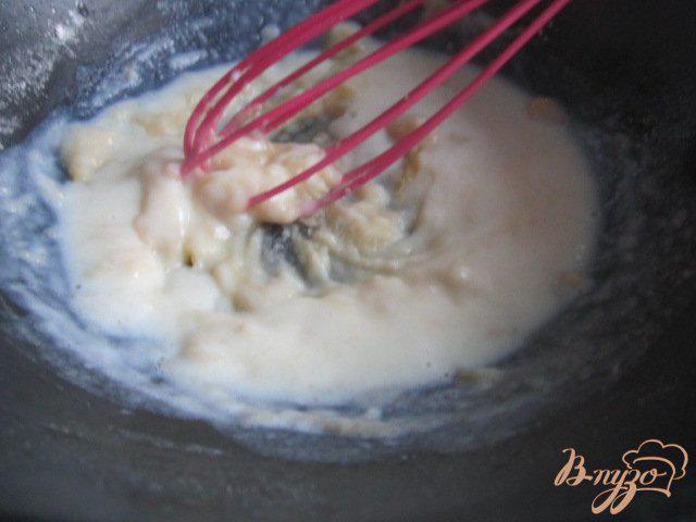 Фото приготовление рецепта: Колбасные корзиночки с грибами и соусом Бешамель шаг №9
