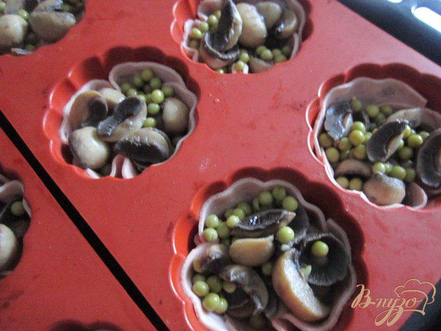 Фото приготовление рецепта: Колбасные корзиночки с грибами и соусом Бешамель шаг №6