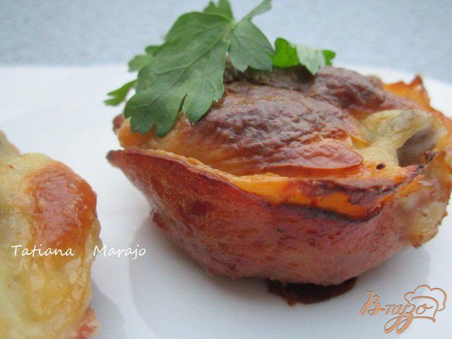 Фото приготовление рецепта: Колбасные корзиночки с грибами и соусом Бешамель шаг №11