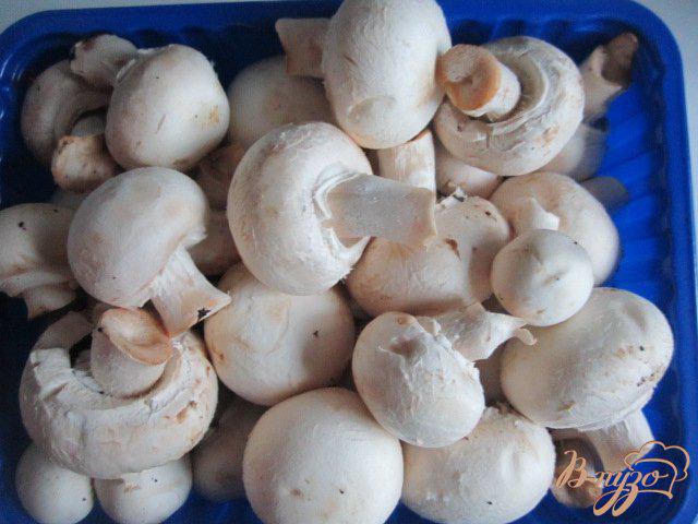 Фото приготовление рецепта: Колбасные корзиночки с грибами и соусом Бешамель шаг №1