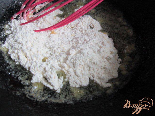 Фото приготовление рецепта: Колбасные корзиночки с грибами и соусом Бешамель шаг №8