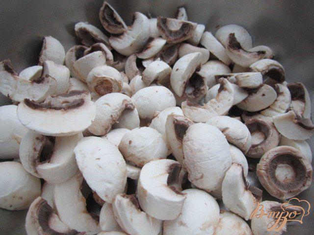 Фото приготовление рецепта: Колбасные корзиночки с грибами и соусом Бешамель шаг №2