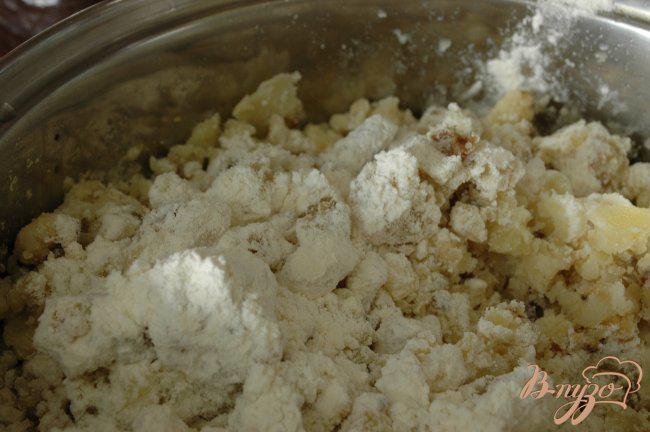 Фото приготовление рецепта: Картофельные клецки с белыми грибами шаг №6
