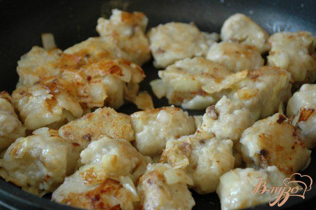 Фото приготовление рецепта: Картофельные клецки с белыми грибами шаг №8