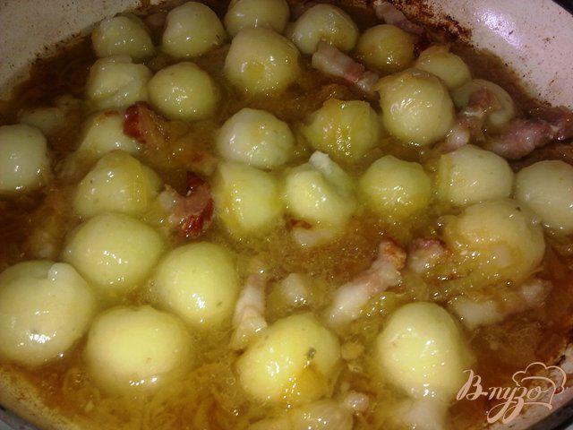 Фото приготовление рецепта: Картофельные клецки с соусом. шаг №5