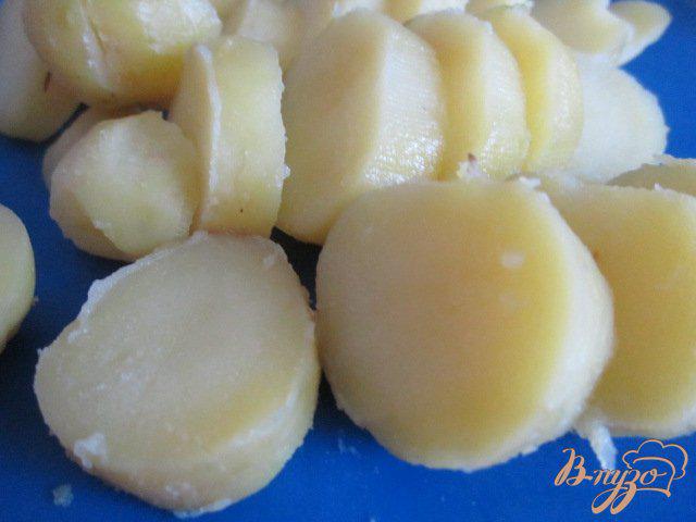 Фото приготовление рецепта: Картофельный салат с мидиями шаг №4