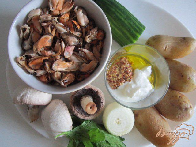 Фото приготовление рецепта: Картофельный салат с мидиями шаг №1