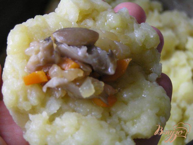 Фото приготовление рецепта: Запеченные картофельные крокеты с грибами шаг №6