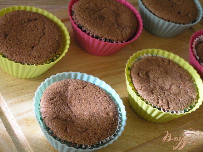 Фото приготовление рецепта: Шоколадные капкейки за 15 минут шаг №5
